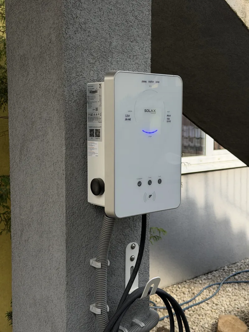 Montáž nabíjacej stanice SolaX pre elektromobil pri rodinnom dome v Senci – realizácia ELMS Group