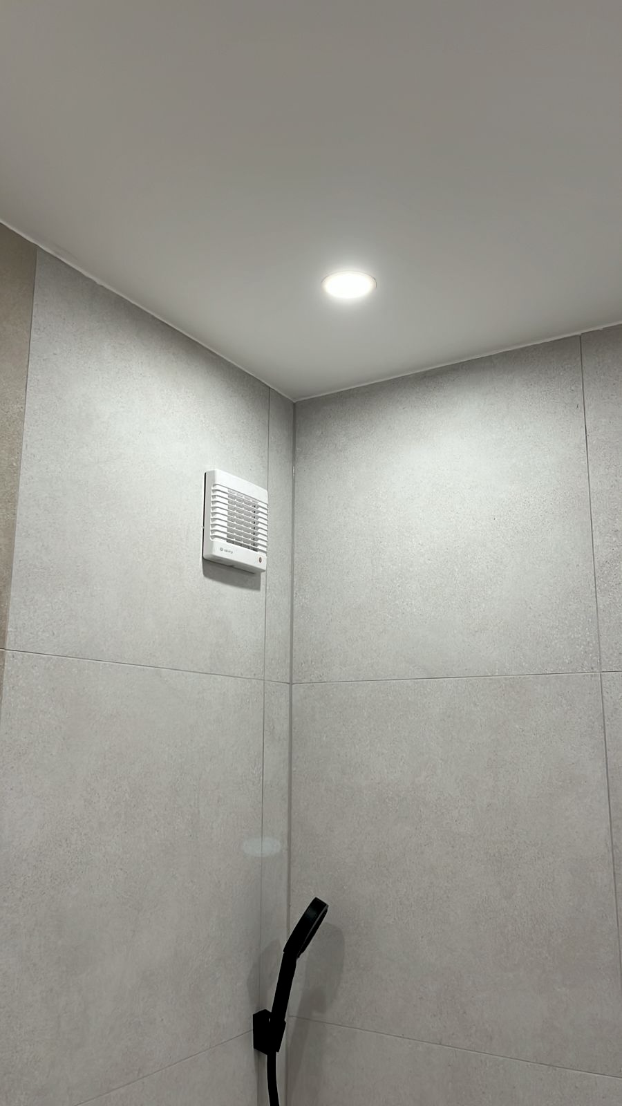 Montáž kúpeľňového ventilátora a stropného osvetlenia elektrikárom v Bernolákove – ELMS Group