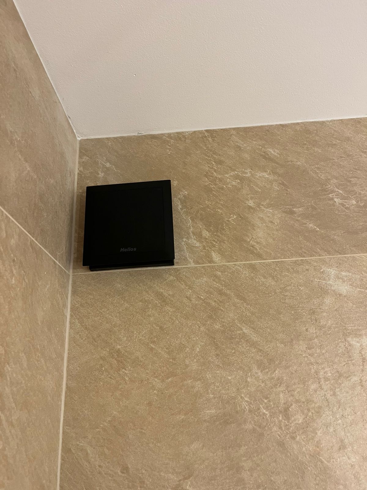 Montáž čierneho kúpeľňového ventilátora Helios v rodinnom dome v Malinove – ELMS Group
