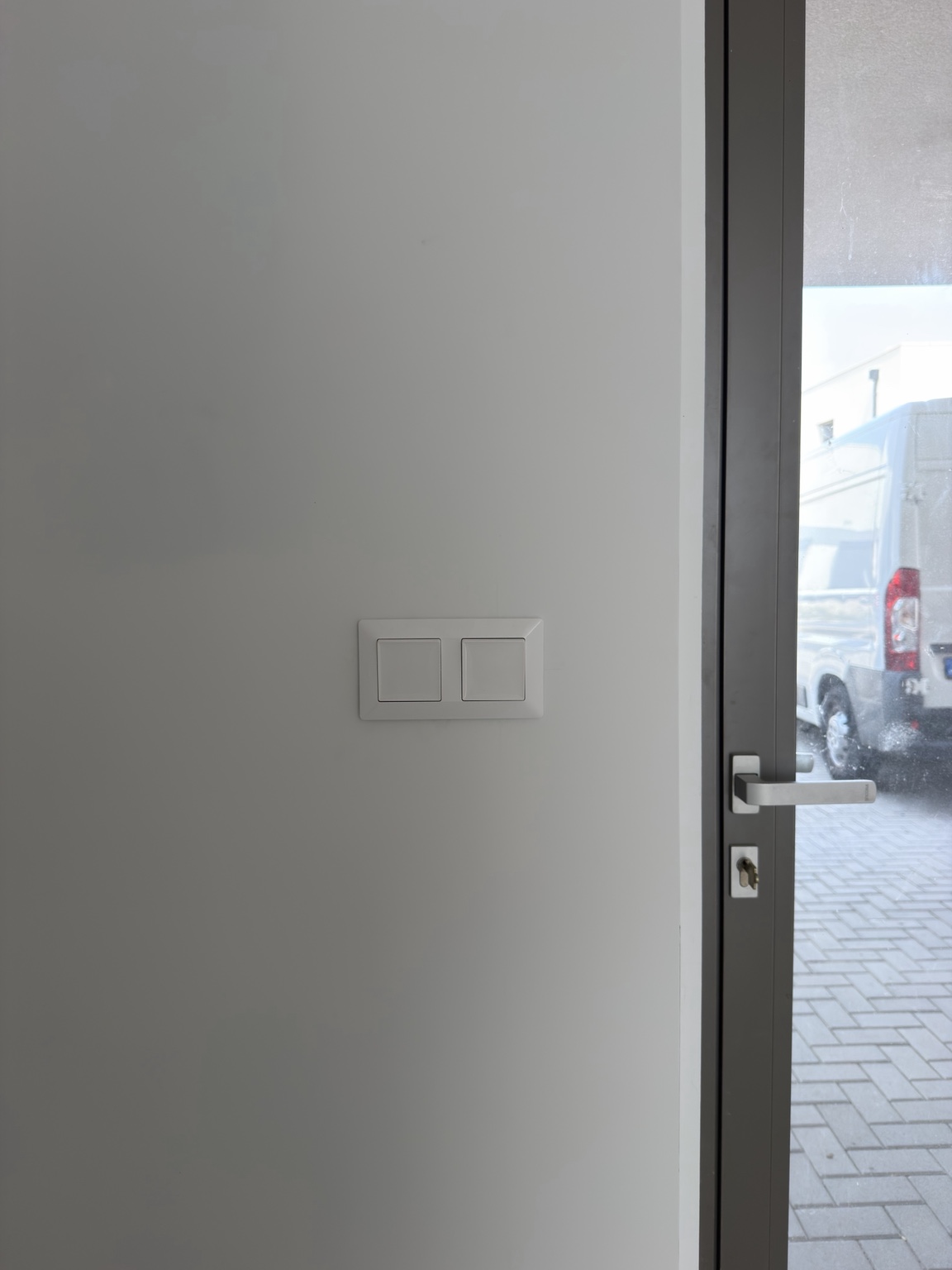 Montáž dvojitého vypínača a dokončenie detailov elektroinštalácie pri vstupe do domu v Bratislave – precízne osadenie vypínačov, dokončovacie elektroinštalačné práce a čisté interiérové riešenie ELMS Group