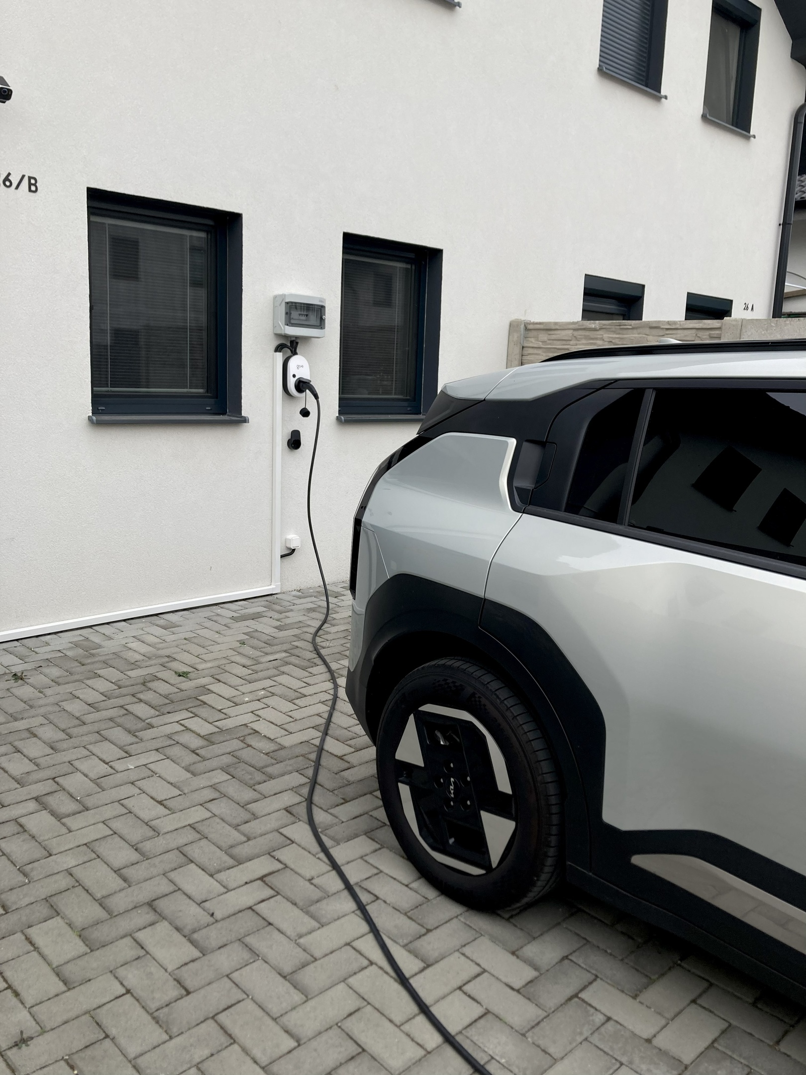 Domáce nabíjanie elektromobilu cez go-e wallbox pri rodinnom dome v Senci