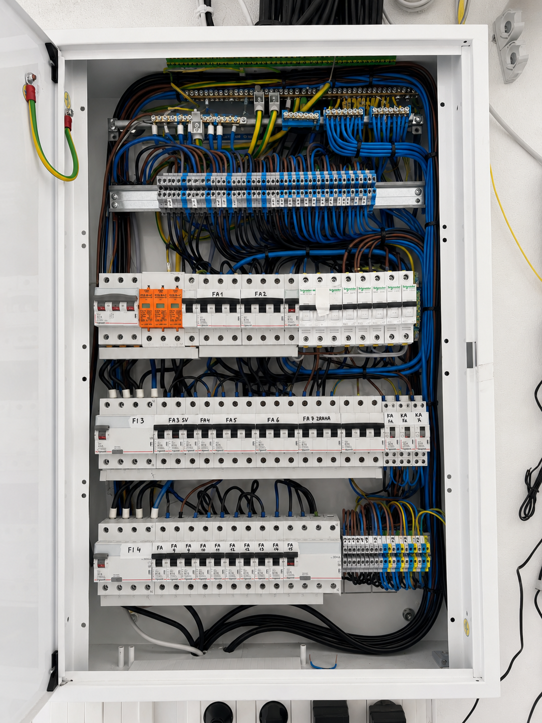 Kompletné zapojenie elektrického rozvádzača s ističmi, ochranami a označenými elektrickými okruhmi v Zálesí – ELMS Group