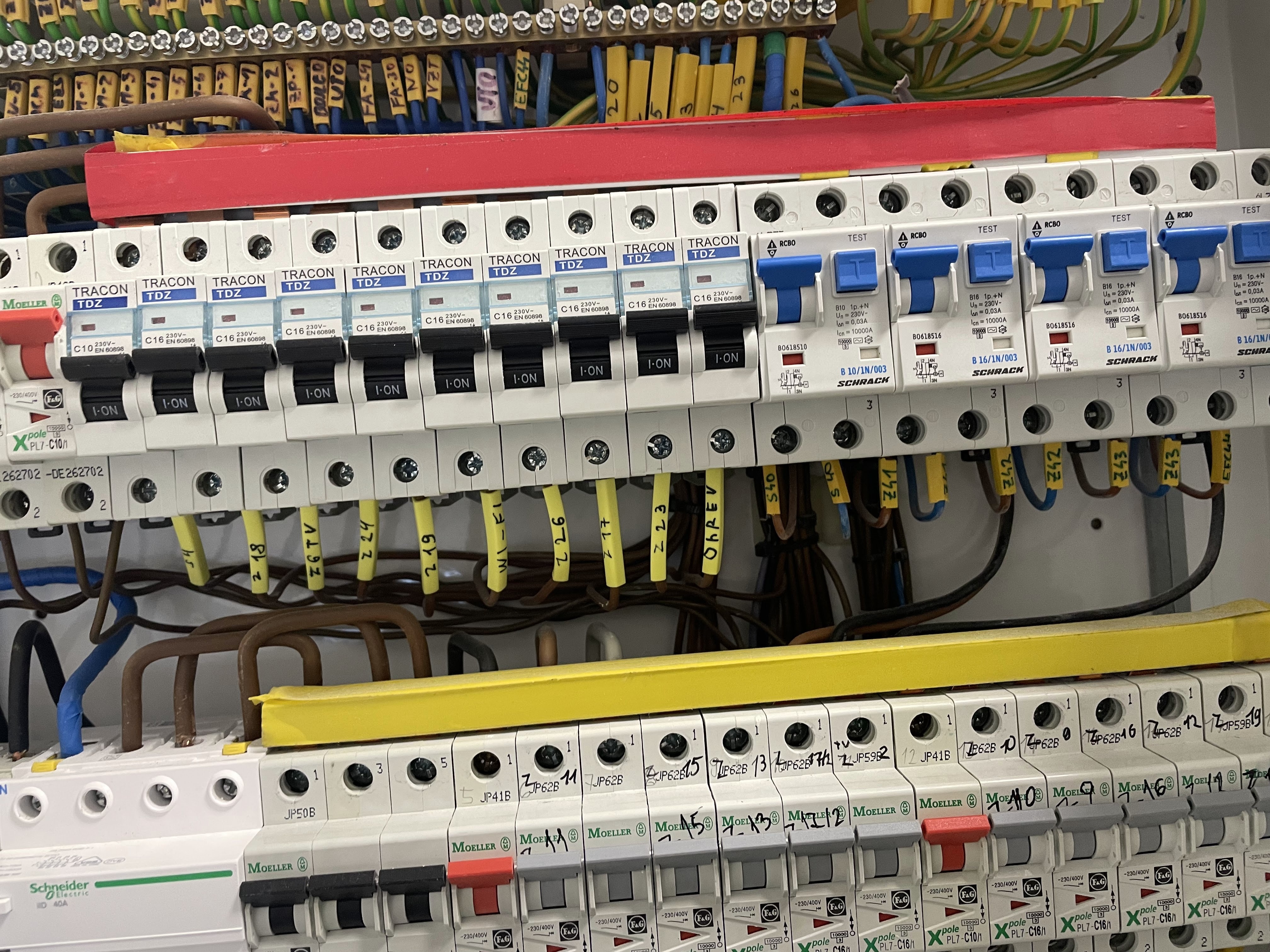 Detail ističov a prúdových chráničov v elektrickom rozvádzači pri úprave elektroinštalácie v Malinove – ELMS Group
