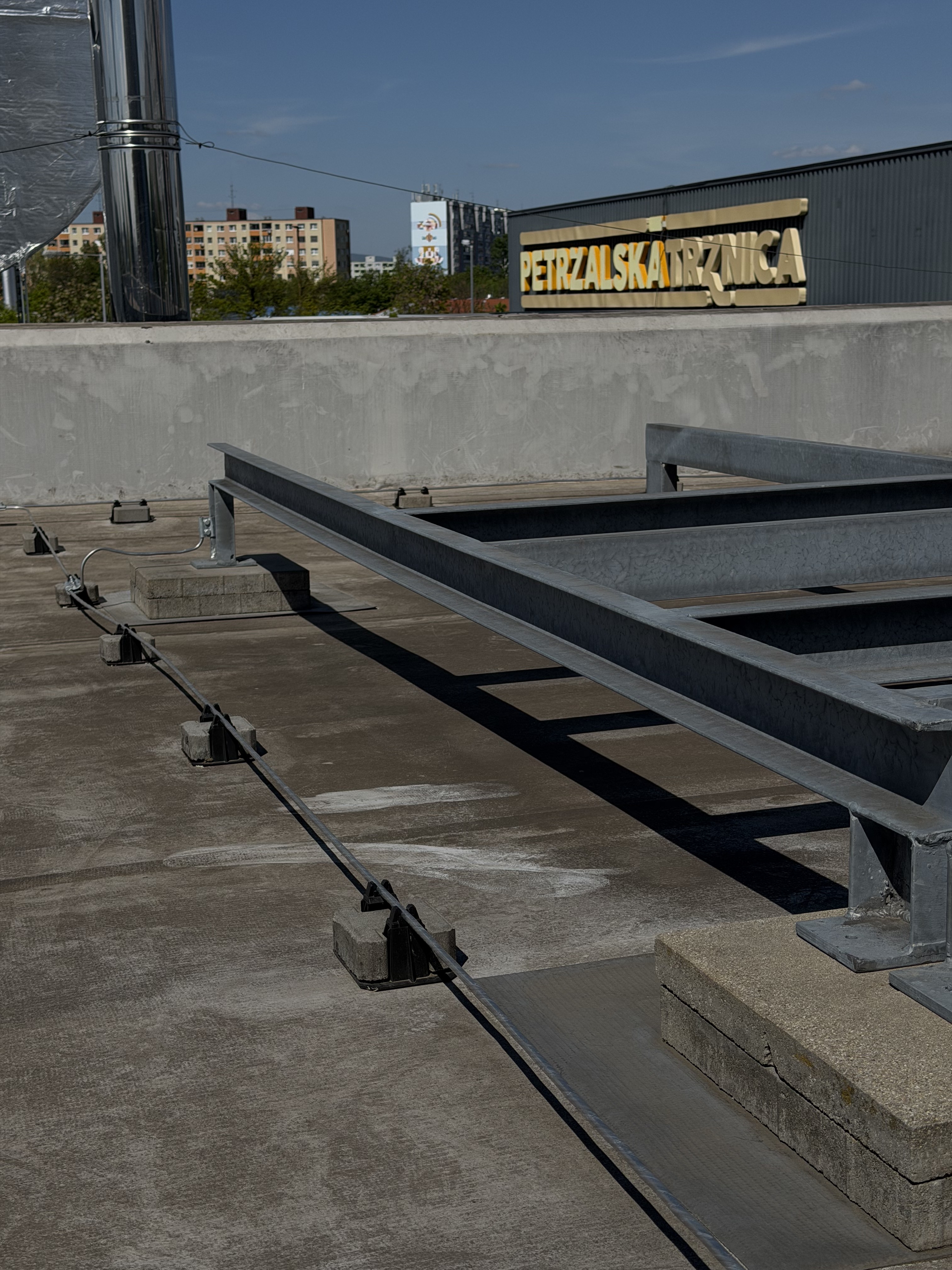 Výmena bleskozvodu na obchodnom centre v Petržalke, Bratislava – fotografia realizácie 10 – ELMS Group
