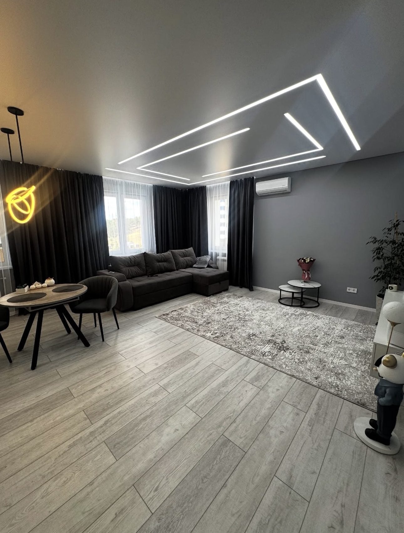 Moderná obývacia izba s geometrickým LED osvetlením