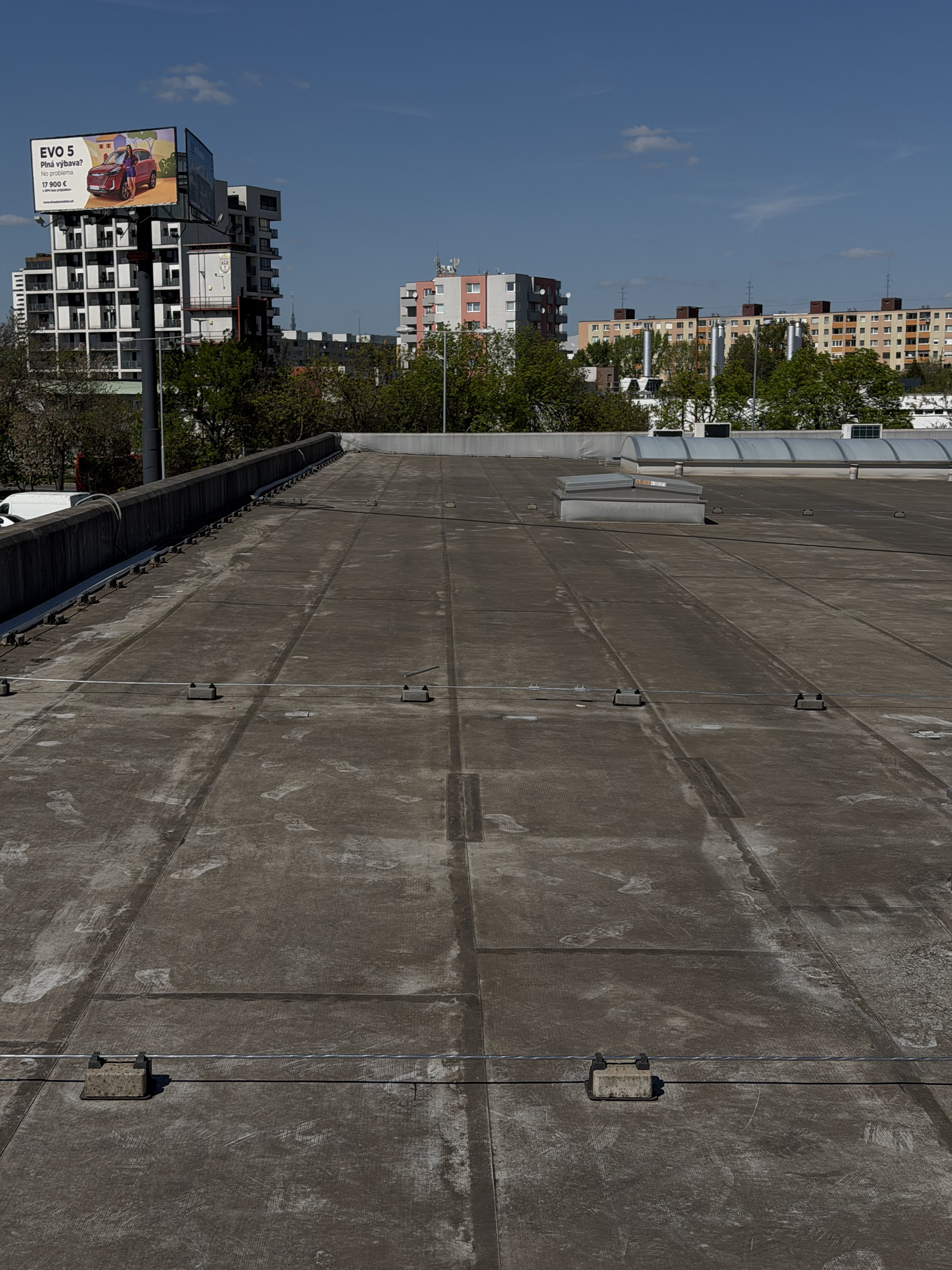 Výmena bleskozvodu na obchodnom centre v Petržalke, Bratislava – fotografia realizácie 02 – ELMS Group