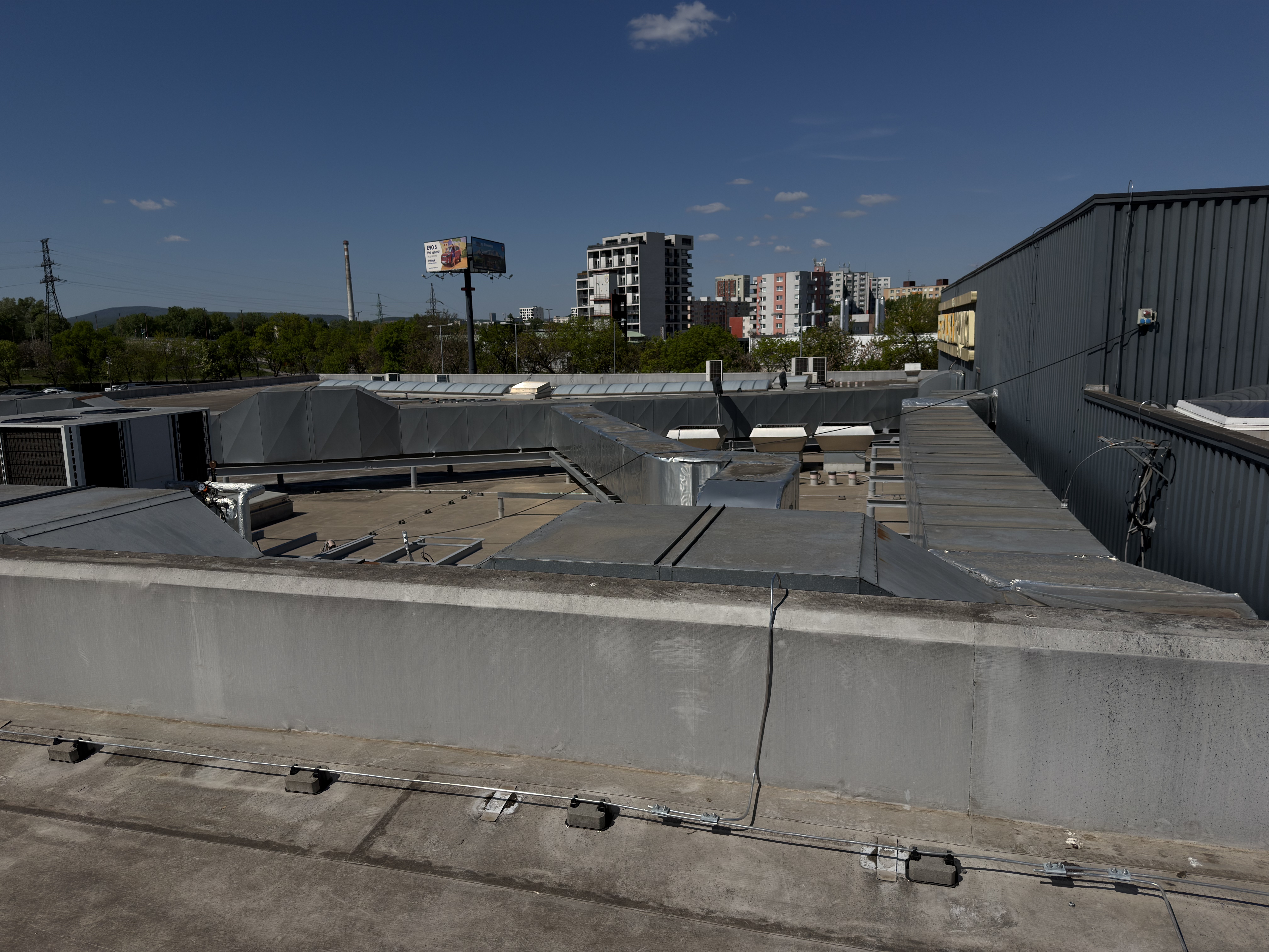 Výmena bleskozvodu na obchodnom centre v Petržalke, Bratislava – fotografia realizácie 08 – ELMS Group
