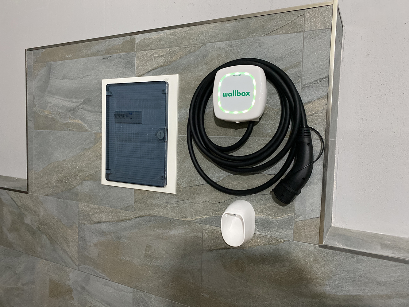 Wallbox pre elektromobil nainštalovaný pri rodinnom dome v Ivanke pri Dunaji