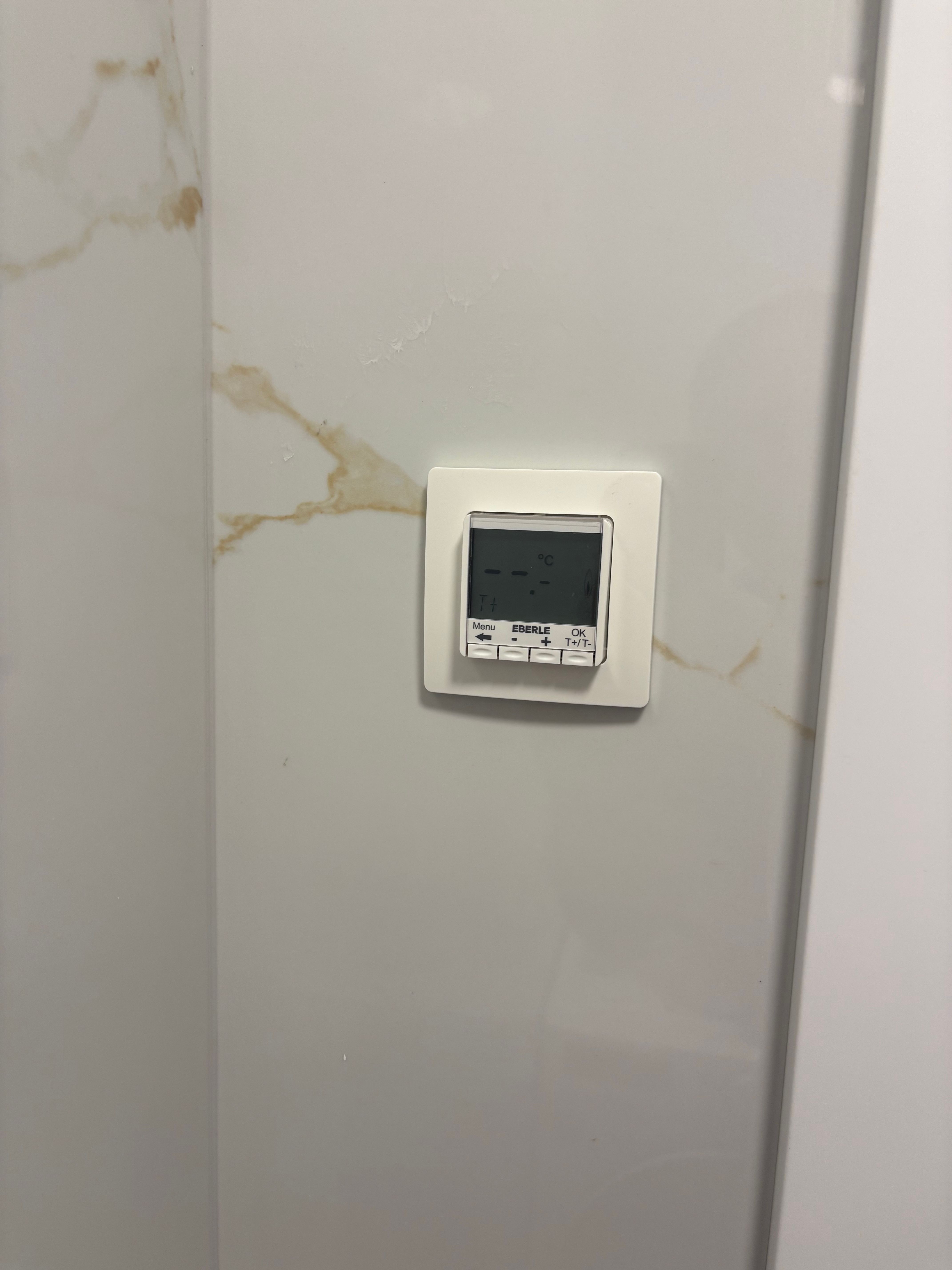 Nástenný termostat na reguláciu elektrického podlahového kúrenia v kúpeľni v Bratislave Rusovciach – ELMS Group