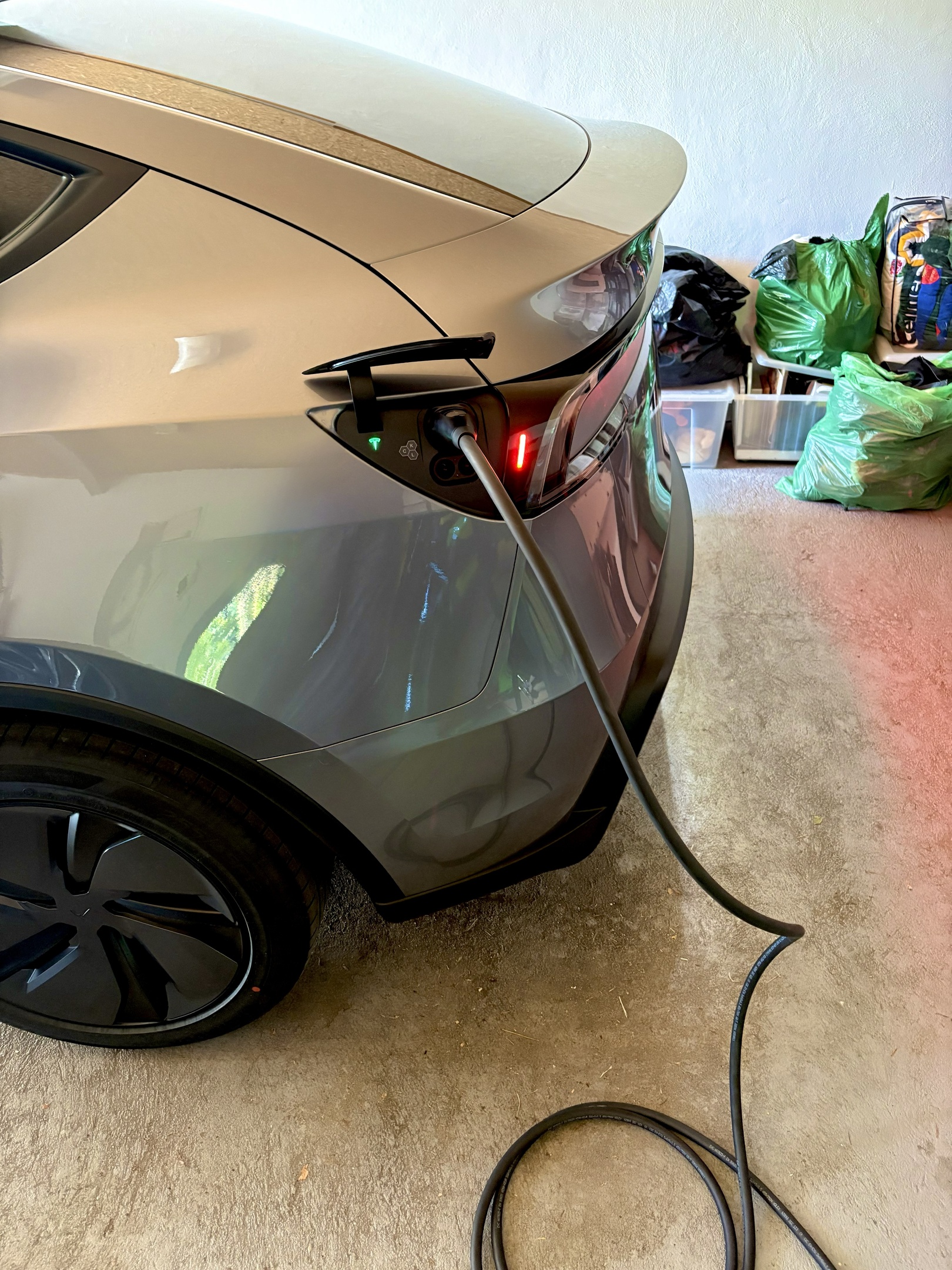 Tesla Wallbox pre nabíjanie elektromobilu v Bratislave a Bratislavskom kraji – odborná inštalácia certifikovaným elektrikárom ELMS Group
