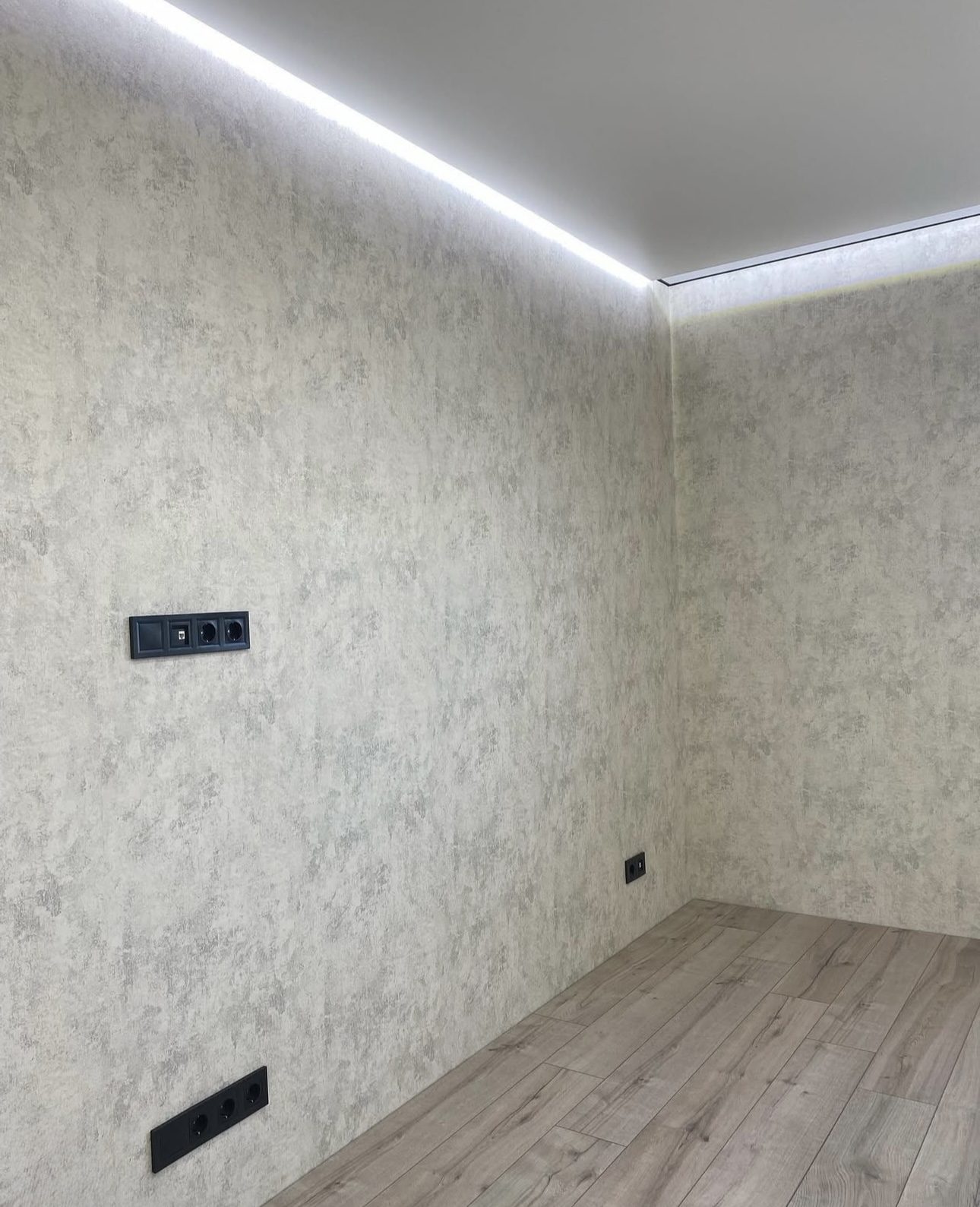 LED podsvietenie stropu, montáž zásuviek a dokončenie elektroinštalácie interiéru v Bratislave – moderné nepriame osvetlenie, nové elektrické rozvody a precízna realizácia ELMS Group