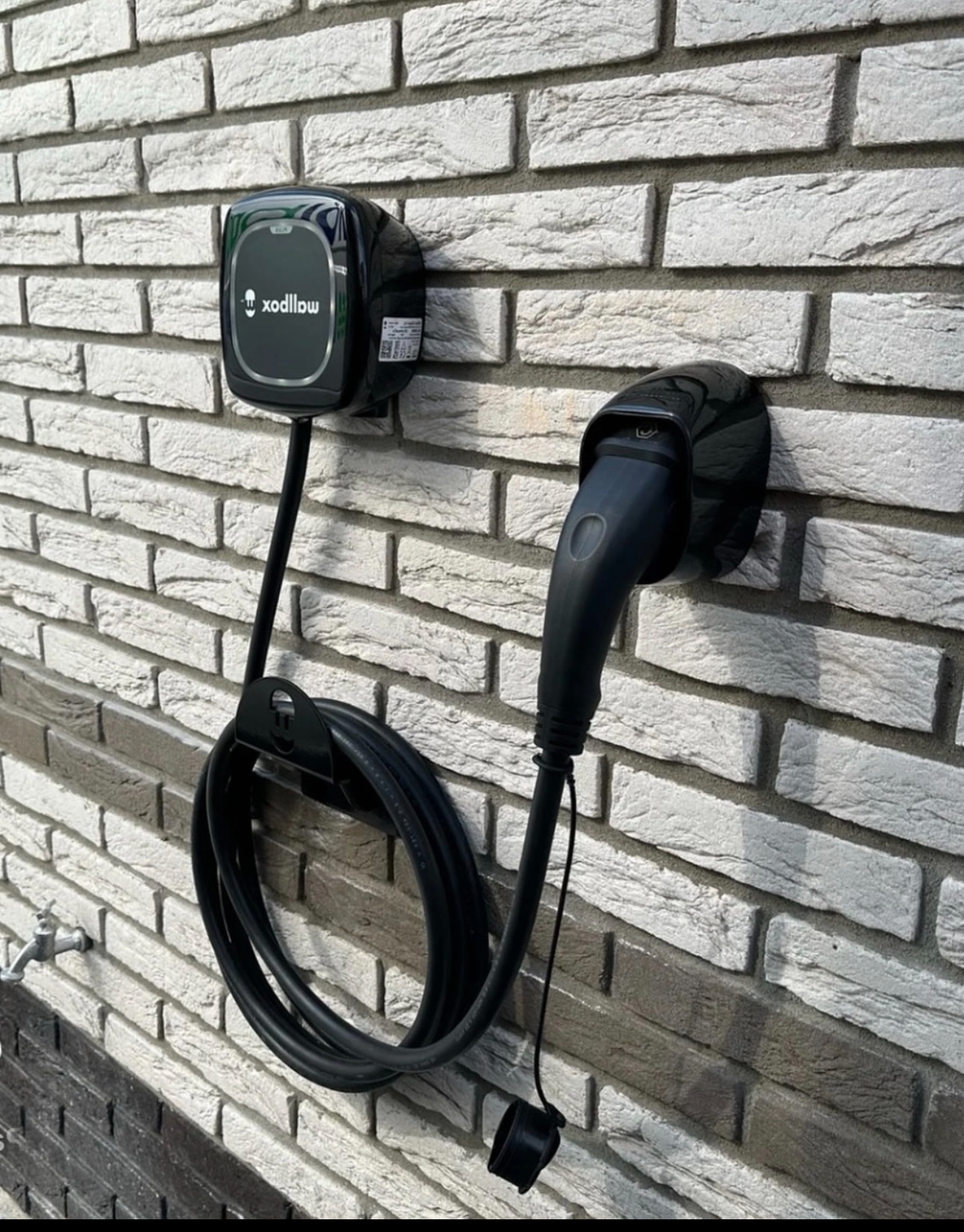Montáž wallboxu na stene pre nabíjanie elektroauta