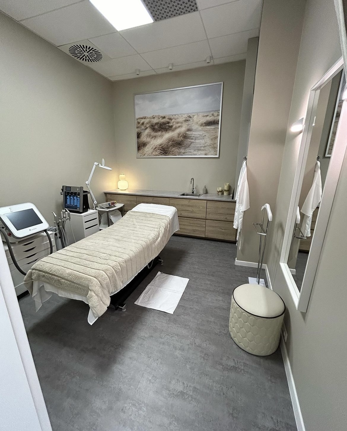 Samostatná ošetrovacia miestnosť so stropným, pracovným a nástenným osvetlením