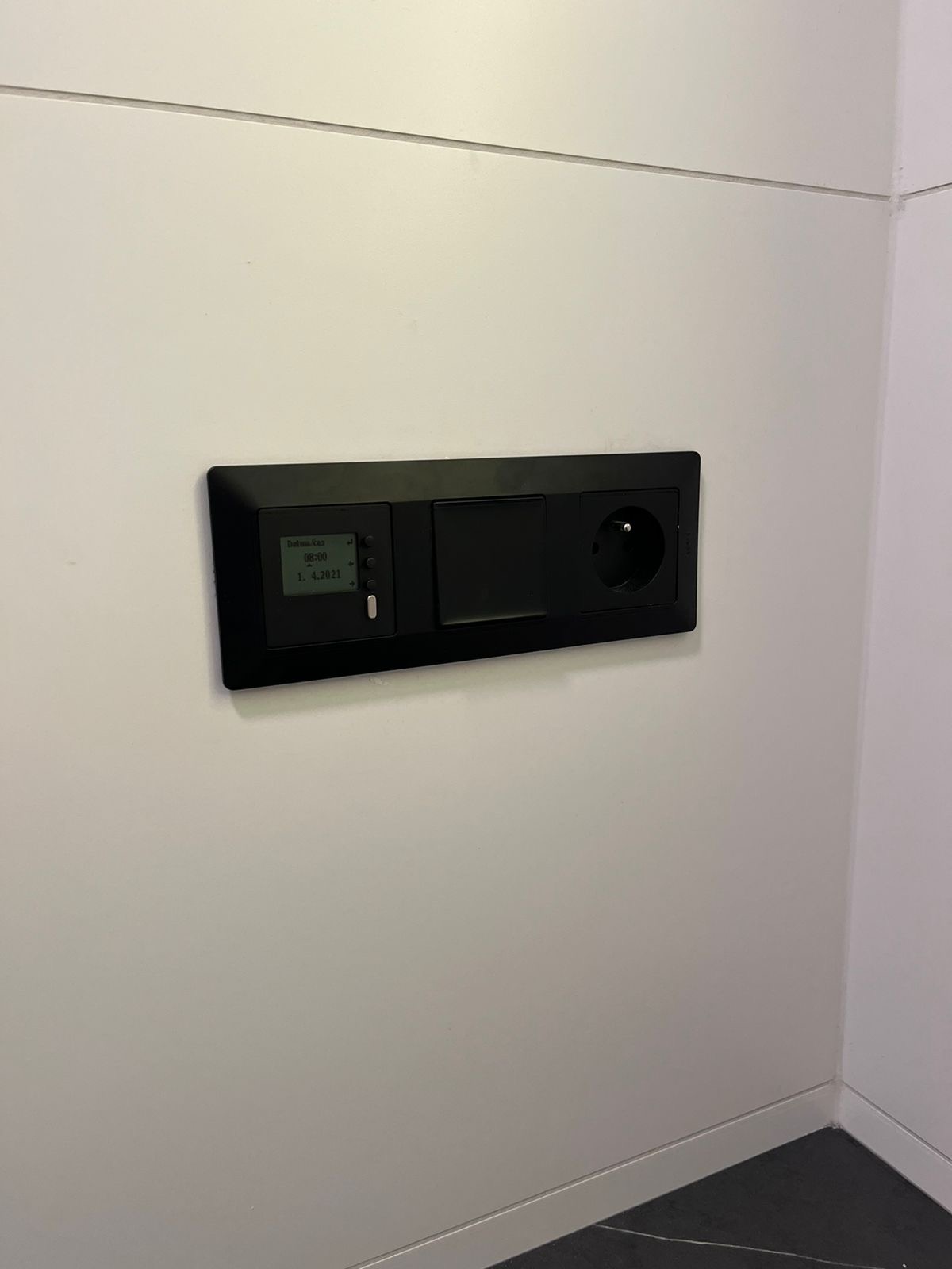 Montáž elektrického ovládania, vypínača a zásuvky v rodinnom dome v Zálesí – ELMS Group