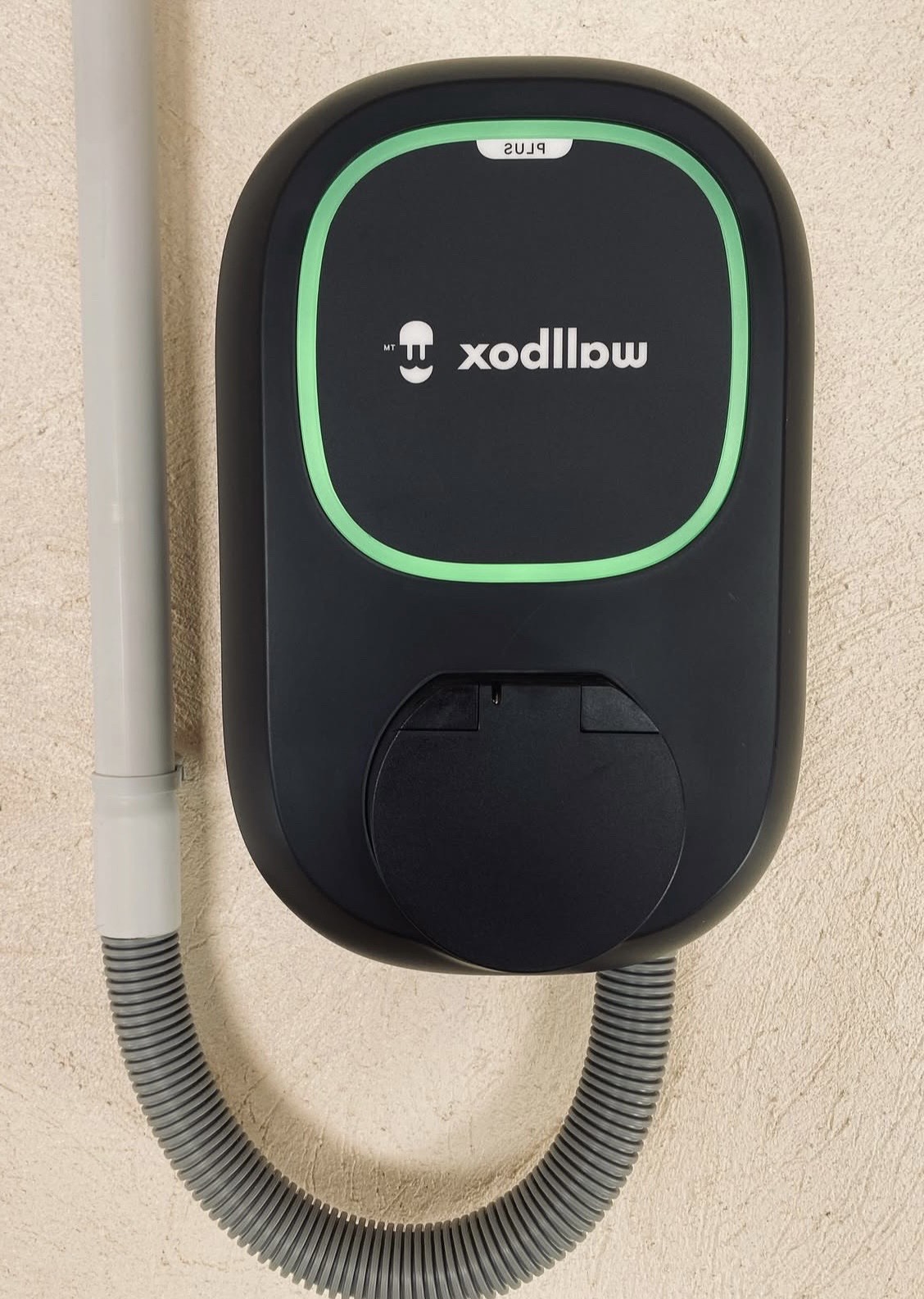 Montáž wallboxu na stene pre nabíjanie elektroauta