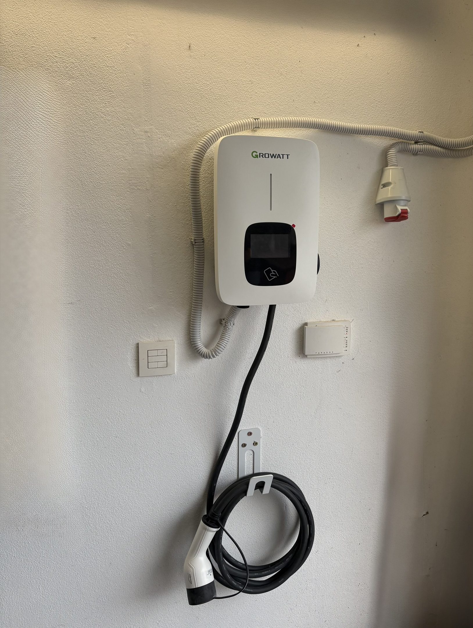 Montáž wallboxu Growatt pre nabíjanie elektromobilu v Slovenskom Grobe