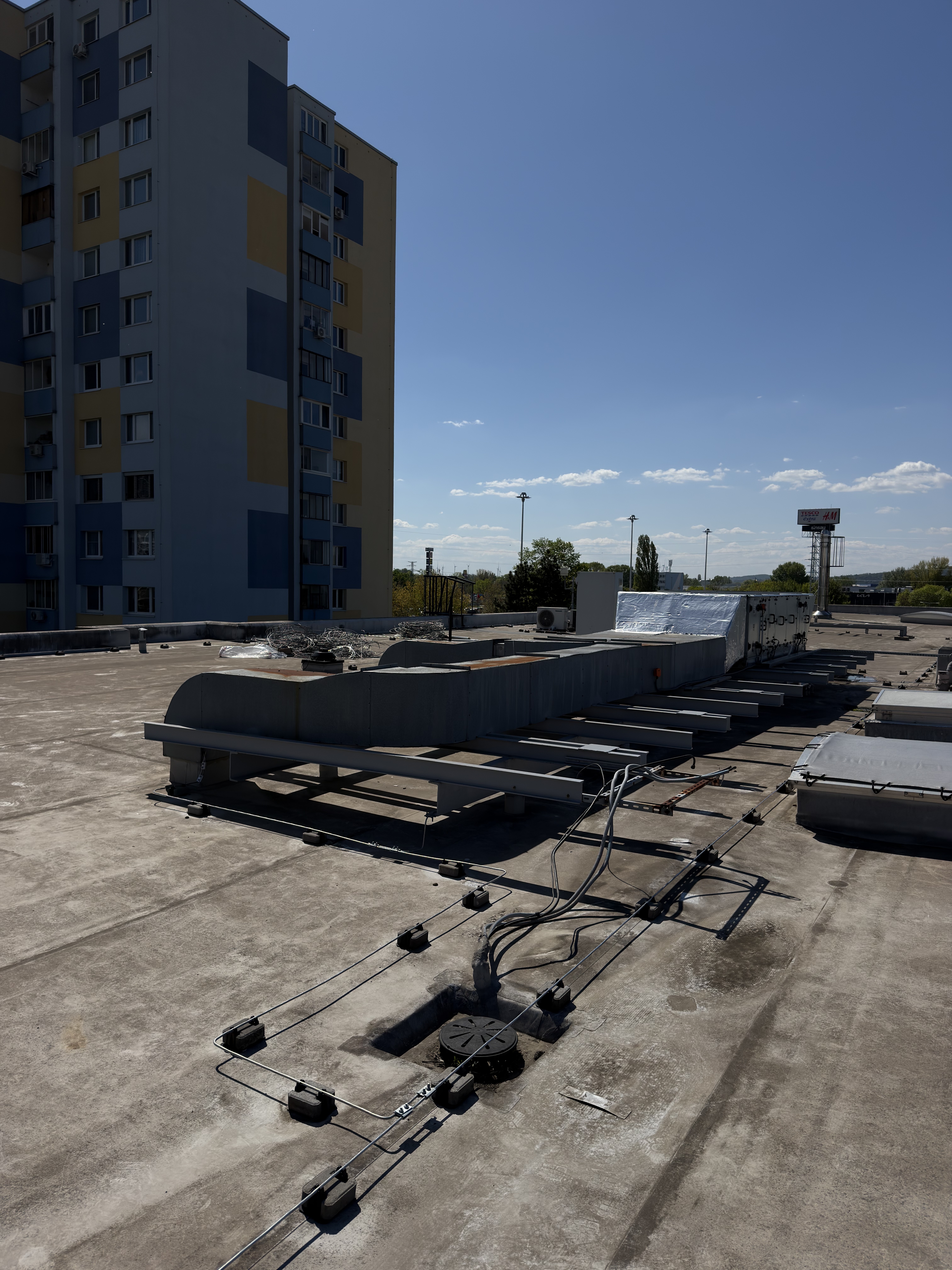 Výmena bleskozvodu na obchodnom centre v Petržalke, Bratislava – fotografia realizácie 06 – ELMS Group