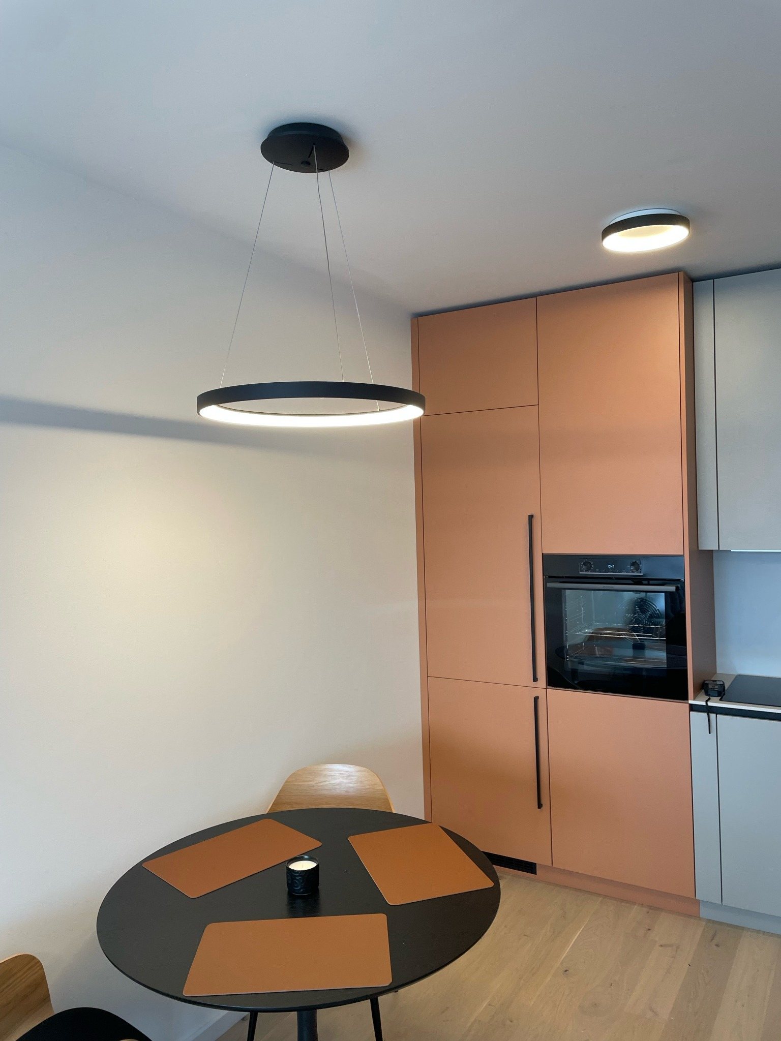 Moderná kuchyňa so zrealizovaným osvetlením a elektrickými prípravami – ELMS Group