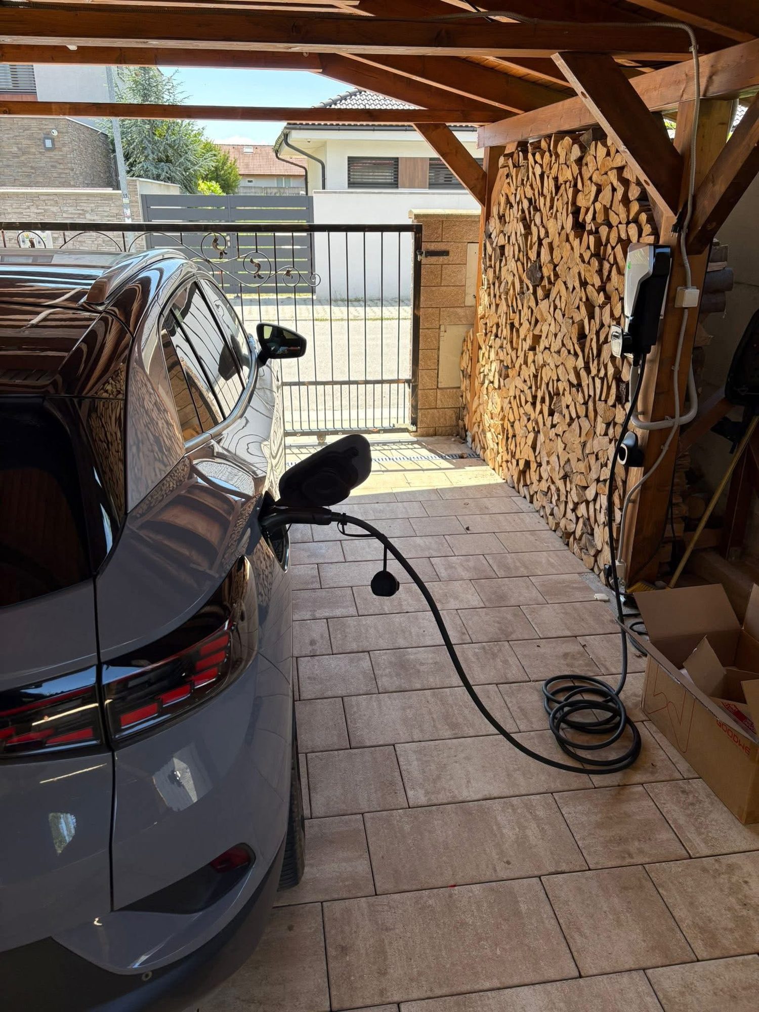 Montáž wallboxu a domácej nabíjacej stanice pre elektromobil v Bratislave – profesionálne elektrické pripojenie, nabíjanie elektromobilu pri rodinnom dome a realizácia ELMS Group