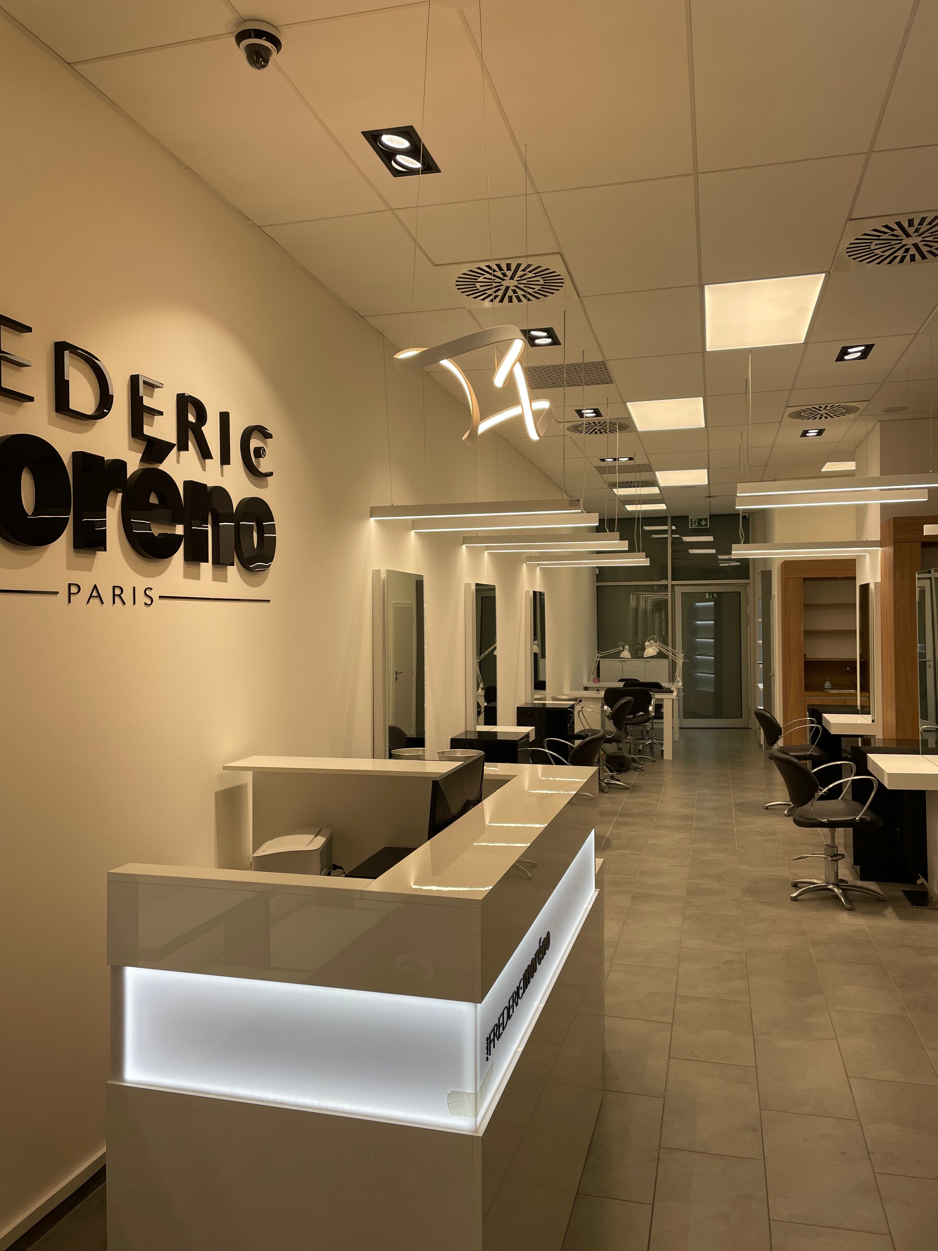 Dokončená elektroinštalácia a osvetlenie kaderníckeho salónu – realizácia ELMS Group