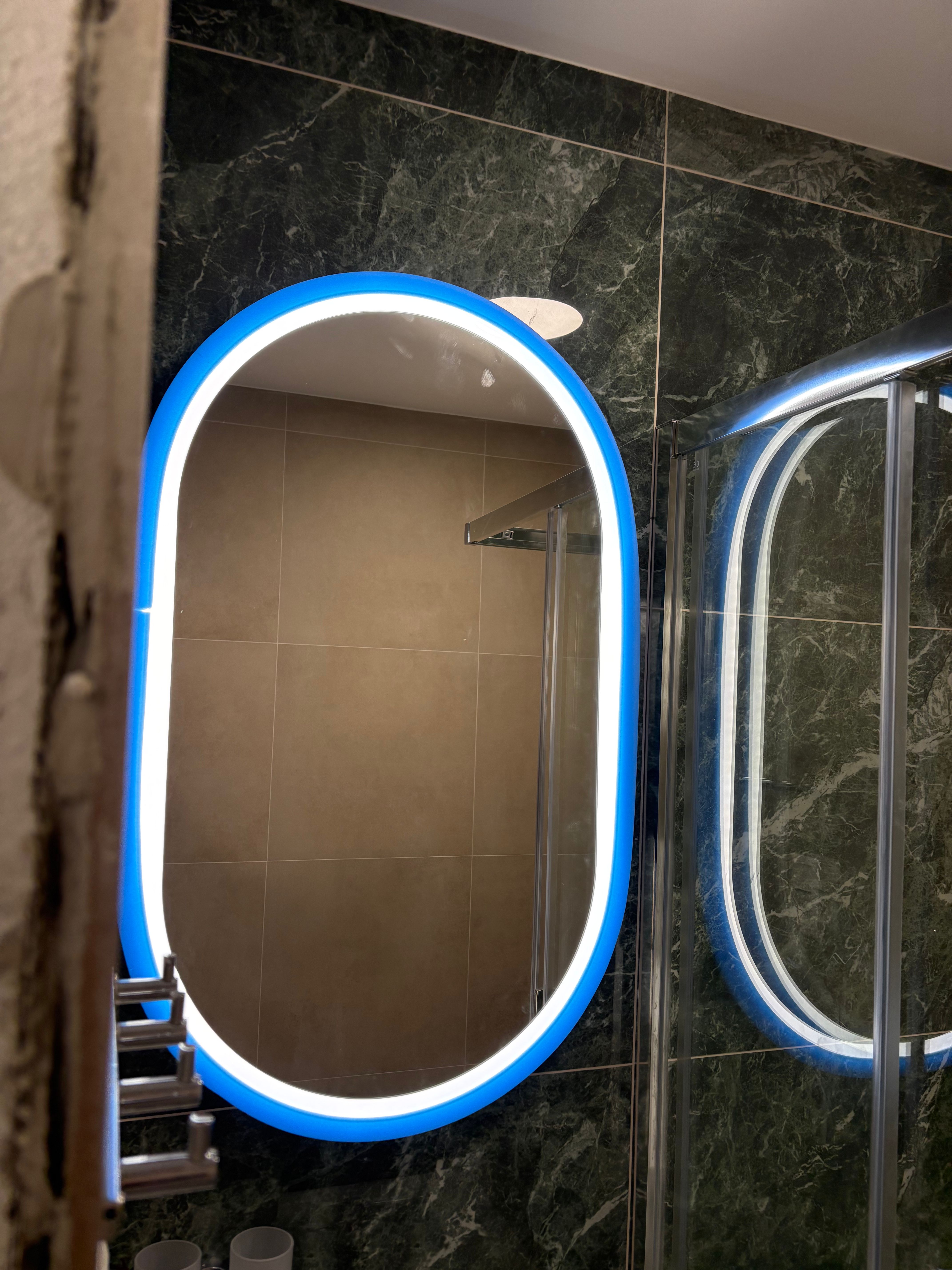 Montáž oválneho LED zrkadla s integrovaným osvetlením v kúpeľni v Devínskej Novej Vsi – ELMS Group