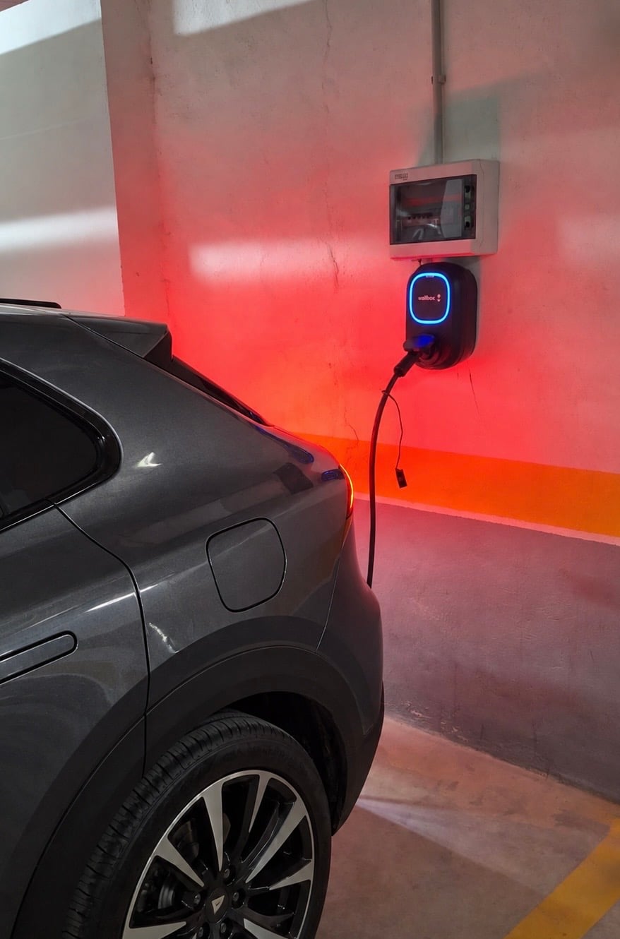 Wallbox pre nabíjanie elektromobilu namontovaný v podzemnej garáži