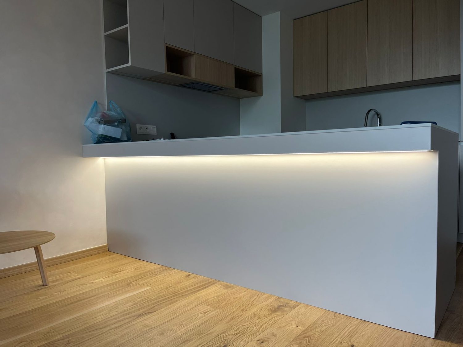 LED podsvietenie kuchynského ostrovčeka a dekoratívne osvetlenie v Bratislave – montáž LED pásov, nepriame osvetlenie kuchyne, elektrické rozvody a moderná elektroinštalácia ELMS Group