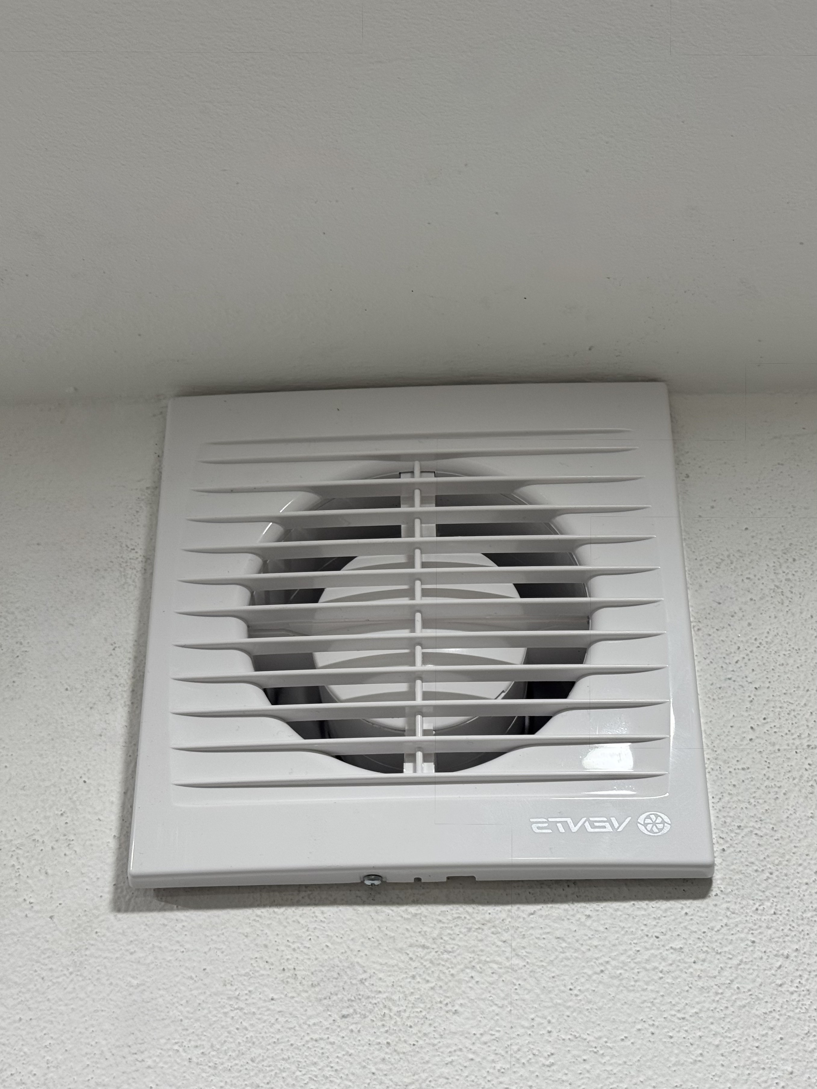 Odťahový ventilátor – elektrická príprava pre vetranie – realizácia výmeny elektrických rozvodov v byte Petržalka, Bratislava – ELMS Group