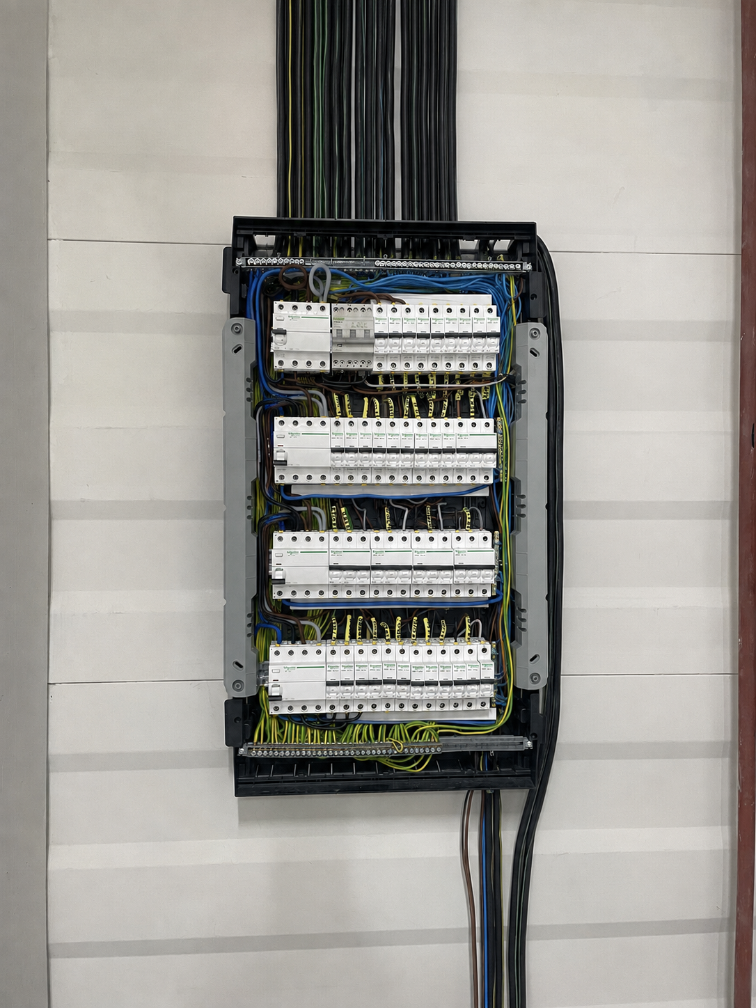 Kompletne zapojený elektrický rozvádzač s ističmi a prehľadne vedenou kabelážou – elektroinštalácia Bratislava Ružinov, ELMS Group