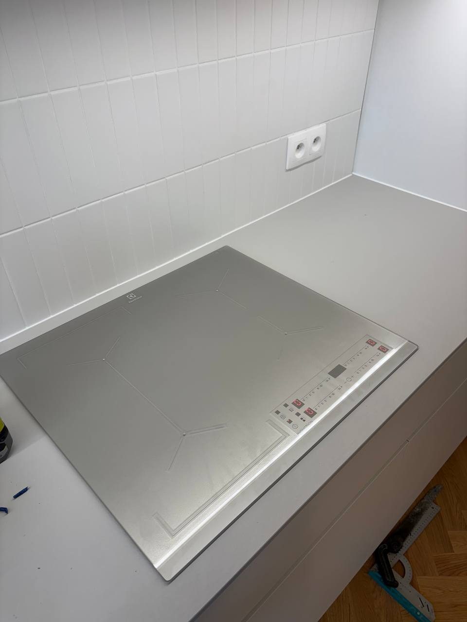 Montáž a zapojenie indukčnej varnej dosky Electrolux a dokončenie kuchynskej elektroinštalácie v Bratislave – ELMS Group